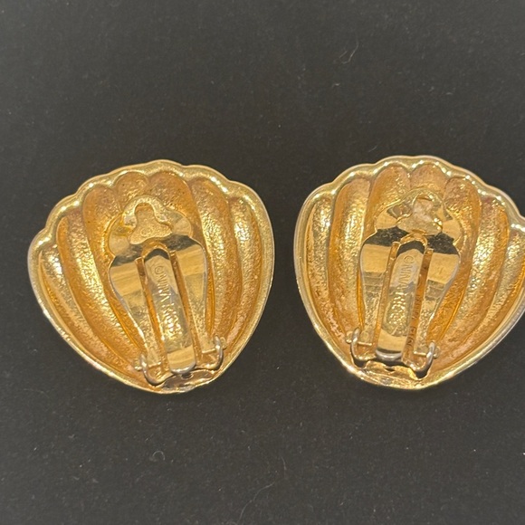 Nina Ricci Vintage Two-Toned Clip-On Shell Earrings - Picture 5 of 6